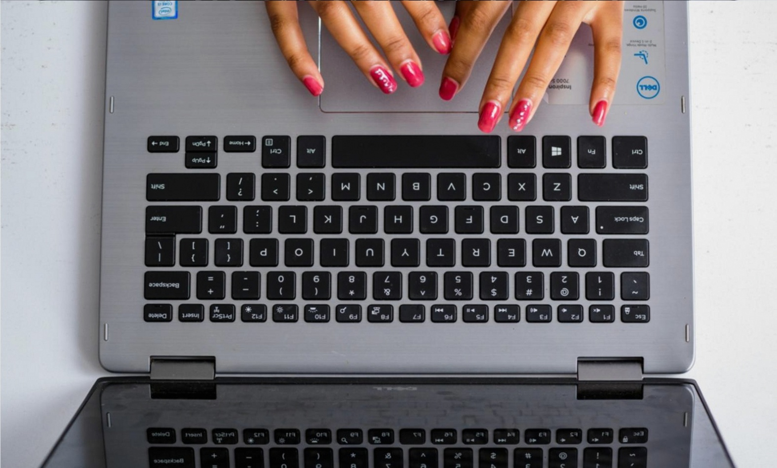 Klassische Studio-Maniküre – Detailaufnahme professioneller Nagelpflege